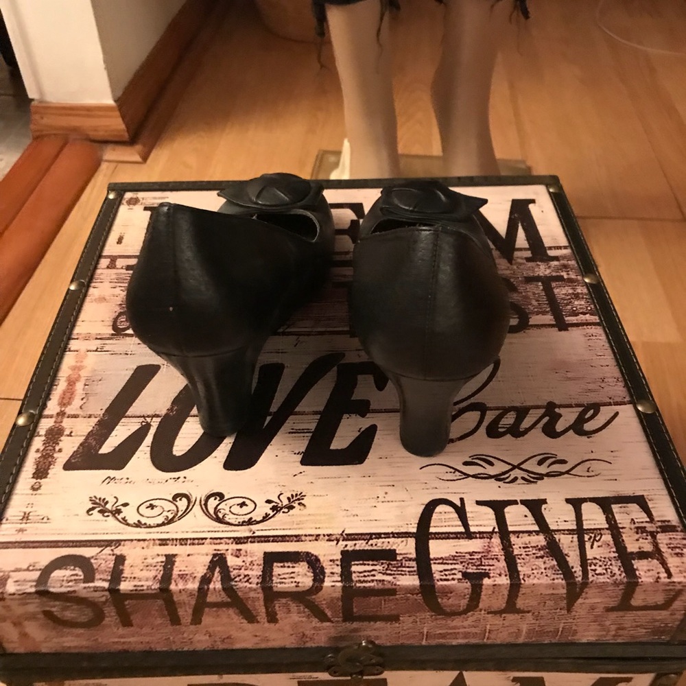 Shoe - Picture 3 of 4